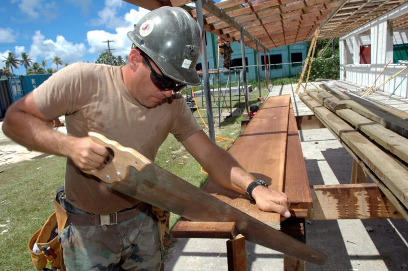 ebeniste-DRAGUIGNAN-min_worker_construction_building_carpenter_male_job_build_helmet-893290